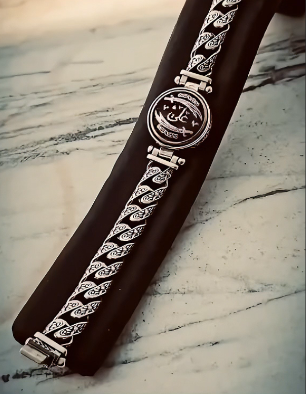 Spinning Mola's Name Bracelet